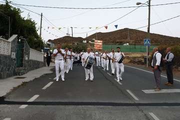 Una diana floreada prepara a Lomo Magullo para la Traída del Agua (Foto Francisco Javier Santana y José Florido)
